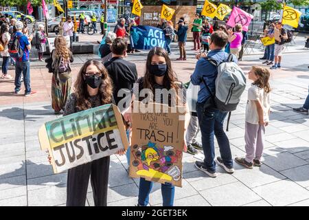 Cork, Irland. August 2021. Eine kleine Gruppe von ca. 60 Protestierenden der Extinktionsaufstände versammelten sich heute auf der Großen Parade, um die Notwendigkeit eines „sofortigen und fairen Handelns für die CO2-Neutralität“ hervorzuheben. Nach einigen Reden marschierte die Gruppe die South Mall entlang und die Patrick Street hinauf, bevor sie bei der Grand Parade in Diskussionsgruppen einbrach. Bei den Protesten waren Edith Busteed und Rhuanna Barbieri aus Cork. Quelle: AG News/Alamy Live News Stockfoto