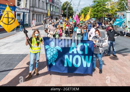 Cork, Irland. August 2021. Eine kleine Gruppe von ca. 60 Protestierenden der Extinktionsaufstände versammelten sich heute auf der Großen Parade, um die Notwendigkeit eines „sofortigen und fairen Handelns für die CO2-Neutralität“ hervorzuheben. Nach einigen Reden marschierte die Gruppe die South Mall entlang und die Patrick Street hinauf, bevor sie bei der Grand Parade in Diskussionsgruppen einbrach. Quelle: AG News/Alamy Live News Stockfoto