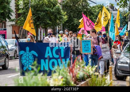 Cork, Irland. August 2021. Eine kleine Gruppe von ca. 60 Protestierenden der Extinktionsaufstände versammelten sich heute auf der Großen Parade, um die Notwendigkeit eines „sofortigen und fairen Handelns für die CO2-Neutralität“ hervorzuheben. Nach einigen Reden marschierte die Gruppe die South Mall entlang und die Patrick Street hinauf, bevor sie bei der Grand Parade in Diskussionsgruppen einbrach. Quelle: AG News/Alamy Live News Stockfoto