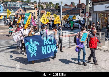 Cork, Irland. August 2021. Eine kleine Gruppe von ca. 60 Protestierenden der Extinktionsaufstände versammelten sich heute auf der Großen Parade, um die Notwendigkeit eines „sofortigen und fairen Handelns für die CO2-Neutralität“ hervorzuheben. Nach einigen Reden marschierte die Gruppe die South Mall entlang und die Patrick Street hinauf, bevor sie bei der Grand Parade in Diskussionsgruppen einbrach. Quelle: AG News/Alamy Live News Stockfoto