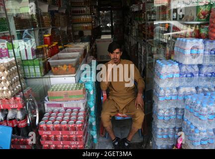 Kabul, Afghanistan. August 2021. Ein Ladenbesitzer wartet auf seine Kunden in Kabul, der Hauptstadt Afghanistans, am 21. August 2021. Angesichts der politischen Unsicherheit und der Instabilität der Preise für Küchenartikel scheint die Normalität in die afghanische Hauptstadt Kabul zurückgekehrt zu sein. UM MIT „Feature: Normalität kehrt scheinbar inmitten politischer Unsicherheit nach Kabul zurück“ zu GEHEN. Quelle: Str/Xinhua/Alamy Live News Stockfoto