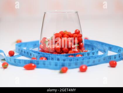 Frische Goji-Beeren und ein Maßband. Gewichtsverlust Konzept. Stockfoto