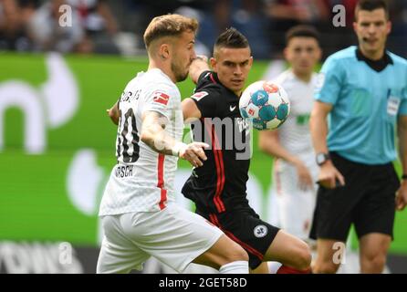 21. August 2021, Hessen, Frankfurt/Main: Fußball: Bundesliga, Eintracht Frankfurt - FC Augsburg, Matchday 2 im Deutsche Bank Park. Der Frankfurter Rafael Santos Borré (r) und der Augsburger Niklas Dorsch kämpfen um den Ball. Foto: Arne Dedert/dpa - WICHTIGER HINWEIS: Gemäß den Bestimmungen der DFL Deutsche Fußball Liga und/oder des DFB Deutscher Fußball-Bund ist es untersagt, im Stadion und/oder vom Spiel aufgenommene Fotos in Form von Sequenzbildern und/oder videoähnlichen Fotoserien zu verwenden oder zu verwenden. Stockfoto