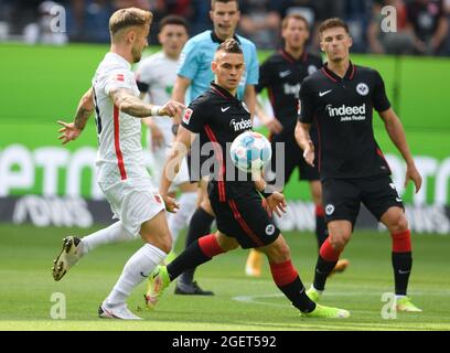 21. August 2021, Hessen, Frankfurt/Main: Fußball: Bundesliga, Eintracht Frankfurt - FC Augsburg, Matchday 2 im Deutsche Bank Park. Die Frankfurter Rafael Santos Borré (M) und Ajdin Hrustic (r) und der Augsburger Niklas Dorsch kämpfen um den Ball. Foto: Arne Dedert/dpa - WICHTIGER HINWEIS: Gemäß den Bestimmungen der DFL Deutsche Fußball Liga und/oder des DFB Deutscher Fußball-Bund ist es untersagt, im Stadion und/oder vom Spiel aufgenommene Fotos in Form von Sequenzbildern und/oder videoähnlichen Fotoserien zu verwenden oder zu verwenden. Stockfoto