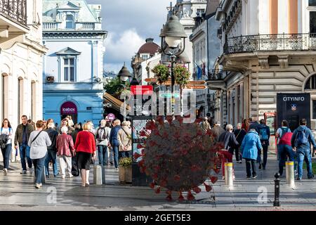 Belgrad, Serbien - 13. März 2020: Virusmolekül in einer Menschenmenge. Pandemiekonzept. Illustratives Editorial Stockfoto