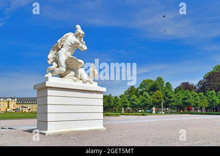 Karlsruhe, Deutschland - August 2021: Skulptur des Herkules, der den Drachen Ladon vor dem Schlossgarten tötet Stockfoto