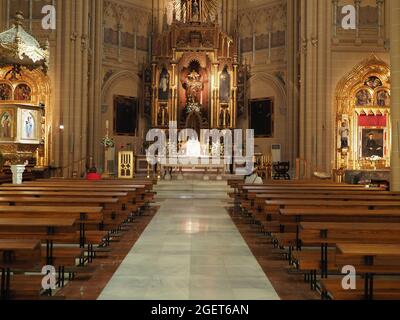 MALAGA, SPANIEN am 2019. APRIL: Hauptschiff der Herz-Jesu-Kirche aus dem 20. Jahrhundert in der europäischen Stadt in der Region Andalusien. Stockfoto