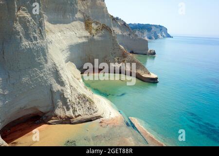 Luftaufnahme der schroffen weißen Klippen des Kap Drastis in der Nähe des Dorfes Peroulades auf der griechischen Insel Korfu Stockfoto