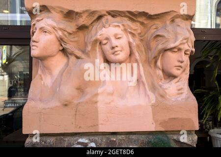 Sankt Petersburg, Russland - 9. August 2021, Haus der Nikolaevs in der Sadowaja-Straße 25 mit Basreliefs von Frauen im Jugendstil Stockfoto