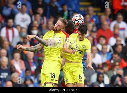 London, Großbritannien. August 2021. Christian Benteke vom Crystal Palace mit Pontus Jansson von Brentford und Christian Norgaard von Brentford während des Premier League-Spiels im Selhurst Park, London. Bildnachweis sollte lauten: David Klein / Sportimage Kredit: Sportimage/Alamy Live News Stockfoto