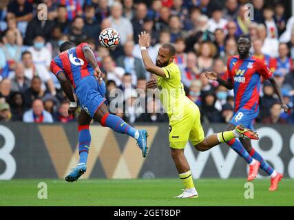 London, Großbritannien. August 2021. Marc Guehi von Crystal Palace mit Bryan Mbeumo von Brentford während des Premier League-Spiels im Selhurst Park, London. Bildnachweis sollte lauten: David Klein / Sportimage Kredit: Sportimage/Alamy Live News Stockfoto