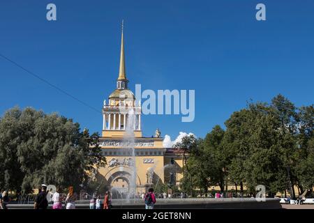 Sankt Petersburg, Russland - am 9. August 2021 ist das Admiralty Building das ehemalige Hauptquartier des Admiralty Board und des Imperial Russian Nav Stockfoto