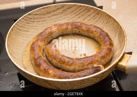 Gebratene Wurst in einer Spirale bereit zum Essen gerollt Stockfoto