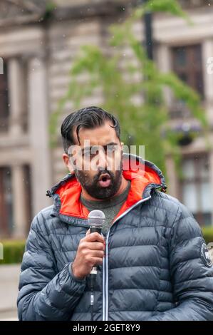 Glasgow, Schottland, Großbritannien. August 2021. Humza Yousaf MSP, Schottischer Kabinettsminister für Gesundheit und Soziales, hält eine Rede vor Menschen, die auf dem George Square versammelt sind, um ihre Unterstützung für die Menschen in Arghanistan zu zeigen, seit die Taliban die Kontrolle über das Land übernommen haben. Kredit: Skully/Alamy Live Nachrichten Stockfoto