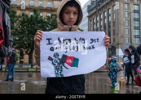 Glasgow, Schottland, Großbritannien. August 2021. Seit die Taliban das Land unter ihre Kontrolle gebracht haben, versammeln sich Menschen auf dem George Square, um die Unterstützung für die Bevölkerung in Afghanistan zu zeigen. Kredit: Skully/Alamy Live Nachrichten Stockfoto