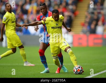 London, Großbritannien. August 2021. Wilfried Zaha vom Crystal Palace mit Rico Henry von Brentford während des Spiels der Premier League im Selhurst Park, London. Bildnachweis sollte lauten: David Klein / Sportimage Kredit: Sportimage/Alamy Live News Stockfoto