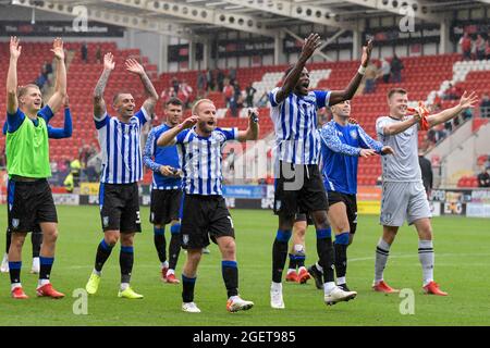 Rotherham, Großbritannien. August 2021. Die Spieler von Sheffield Wednesday feiern vor den Reisenden Fans, nachdem sie Rotherham United 0-2 in Rotherham, Großbritannien am 8/21/2021 besiegt hatten. (Foto von Simon Whitehead/News Images/Sipa USA) Quelle: SIPA USA/Alamy Live News Stockfoto