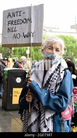 Manchester, Großbritannien, 21. August 2021. Demonstration gegen das neue Gesetz von Polizei, Kriminalität, Verurteilung und Gericht der Regierung, Piccadilly Gardens, Manchester, Großbritannien. Die Organisatoren sagen: „das neue Gesetz der Regierung über Polizei, Kriminalität, Verurteilung und Gerichte ist ein beispielloser Angriff auf unsere Freiheit zu protestieren. Nach diesem Gesetz wird es den Polizeikräften erlaubt sein, Proteste zu kriminalisieren, die ihrer Ansicht nach eine „öffentliche Belästigung“ darstellen. Quelle: Terry Waller/Alamy Live News Stockfoto