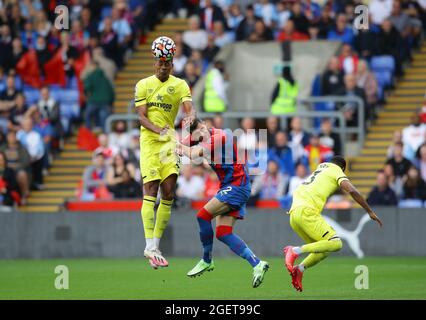 London, Großbritannien. August 2021. Joel ward vom Crystal Palace mit Ethan Pinnock von Brentford während des Spiels der Premier League im Selhurst Park, London. Bildnachweis sollte lauten: David Klein / Sportimage Kredit: Sportimage/Alamy Live News Stockfoto