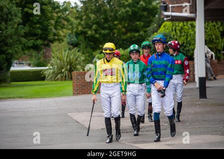 Sunbury-on-Thames, Middlesex, Großbritannien. August 2021. Jockeys George Downing, Luke Catton und Ray Dawson bereit, in der Unibet Casino Einzahlung zu fahren £10 Holen Sie sich £40 Bonus Nursery Handicap. Quelle: Maureen McLean/Alamy Stockfoto