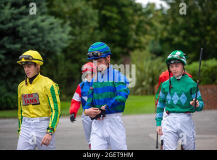 Sunbury-on-Thames, Middlesex, Großbritannien. August 2021. Jockeys George Downing, Luke Catton und Ray Dawson bereit, in der Unibet Casino Einzahlung zu fahren £10 Holen Sie sich £40 Bonus Nursery Handicap. Quelle: Maureen McLean/Alamy Stockfoto