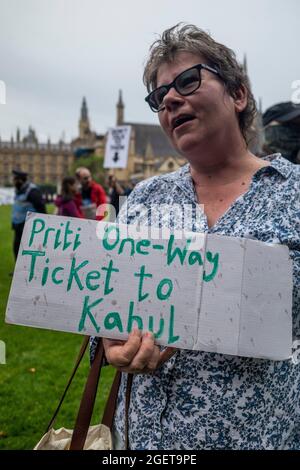 London, Großbritannien. 21. August 2021. Eine Frau hält ein Schild vor einem Protest auf dem Parliament Square, wo die Leute gegen das Gesetz der Polizei, des Verbrechens, der Verurteilung und des Gerichts kämpfen. Mitglieder der Klimaaktivisten Extinction Rebellion (XR) sind auch vor den berichteten Klimaprotesten, die nächste Woche gegen die City of London gerichtet sind, anwesend. Kredit: Stephen Chung / Alamy Live Nachrichten Stockfoto