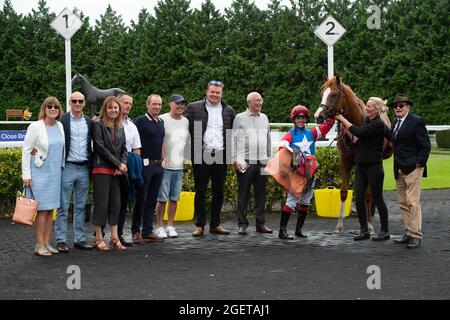 Sunbury-on-Thames, Middlesex, Großbritannien. August 2021. Die Racing Emporium haben ein Foto mit Jockey-Fye McManoman Gewinner der Unibet Casino Einzahlung £10 Get £40 Bonus Nursery Handicap Stakes (Klasse 6) auf Pferd Golden Duke. Trainer Nigel Tinkler, Malton. Quelle: Maureen McLean/Alamy Stockfoto