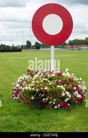 Sunbury-on-Thames, Middlesex, Großbritannien. August 2021. Der Siegerposten bei den Kempton Park Races. Quelle: Maureen McLean/Alamy Stockfoto