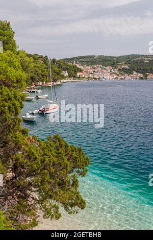 Malerische Bucht im Dorf Povlja. Povlja liegt in einem tiefen natürlichen Hafen an der Nordostküste der Insel Brac in Kroatien Stockfoto