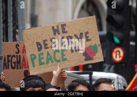 London, Großbritannien. August 2021. Demonstranten, die aufhören, AFGHANEN ZU TÖTEN, protestieren in Solidarität mit Afghanistan. Kredit: Jessica Girvan/Alamy Live Nachrichten Stockfoto