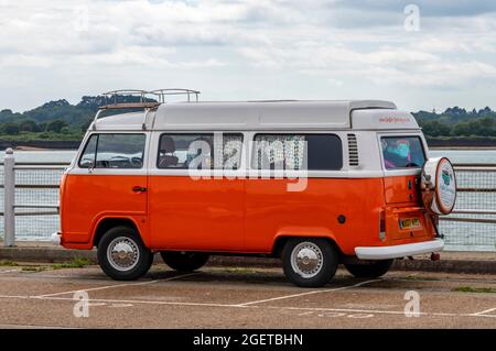 vw Wohnmobil, Caravanette, Camping, volkswagen Wohnmobil, original, Vintage Camper van, älterer Camper van, oranger Camper van, VW Camper van in orange. Stockfoto