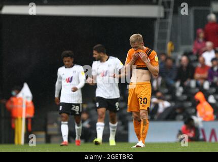 London, Großbritannien. August 2021. Matt Smith #20 von Hull City sieht nach dem Fulham-Score, der am 8/21/2021 in London, Großbritannien, 2-0 Punkte erzielte, niedergeschlagen aus. (Foto von Arron Gent/News Images/Sipa USA) Quelle: SIPA USA/Alamy Live News Stockfoto