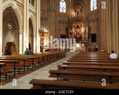 MALAGA, SPANIEN am 2019. APRIL: In der Herz-Jesu-Kirche aus dem 20. Jahrhundert in der europäischen Stadt in Andalusien. Stockfoto