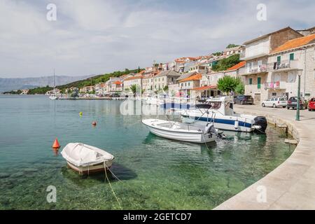 Malerische Bucht im Dorf Povlja. Povlja liegt in einem tiefen natürlichen Hafen an der Nordostküste der Insel Brac in Kroatien Stockfoto