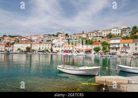 Malerische Bucht im Dorf Povlja. Povlja liegt in einem tiefen natürlichen Hafen an der Nordostküste der Insel Brac in Kroatien Stockfoto