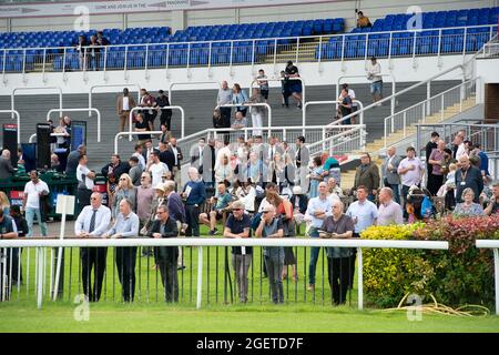 Sunbury-on-Thames, Middlesex, Großbritannien. August 2021. Rennfahrer beobachten die Rennen im Kempton Park. Quelle: Maureen McLean/Alamy Stockfoto