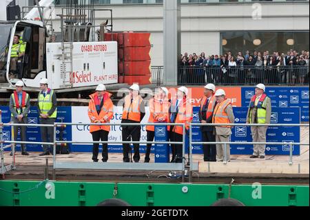 Der Bürgermeister von London, Boris Johnson (rechts), und Verkehrsminister Andrew Adonisstellen die ersten 296 30-Meter-Stahlpfähle vor, die die Basis des neuen Canary Wharf Crossrail-Bahnhofs bilden werden, offizieller Beginn des Crossrail-Bauens. Crossrail ist eine Eisenbahnlinie, die nach ihrer Fertigstellung einen hochfrequenten Personenverkehr über die Hauptstadt von Westen nach Osten bieten wird. Canary Wharf, London, Großbritannien. 15 Mai 2009 Stockfoto