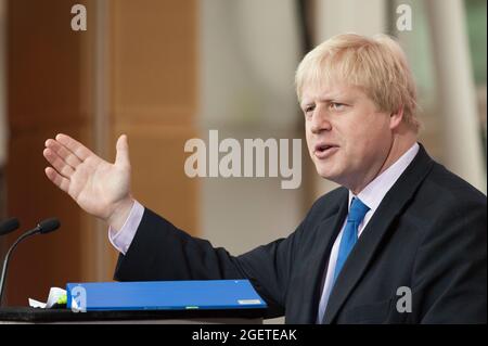 Boris Johnson, der Bürgermeister von London, sprach beim offiziellen Start des Crossrail-Bauprojekts in Canary Wharf. Crossrail ist eine Eisenbahnlinie, die nach ihrer Fertigstellung einen hochfrequenten Personenverkehr über die Hauptstadt von Westen nach Osten bieten wird. Canary Wharf, London, Großbritannien. 15 Mai 2009 Stockfoto