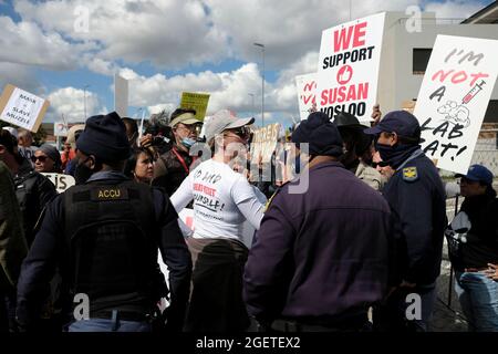 Anti-Vakzine-Protestoren (Anti-Vaxxer) im Groote Schuur Hospital in Kapstadt, Südafrika. 21. August 2021. Stockfoto