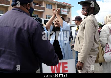 Anti-Vakzine-Protestoren (Anti-Vaxxer) im Groote Schuur Hospital in Kapstadt, Südafrika. 21. August 2021. Stockfoto