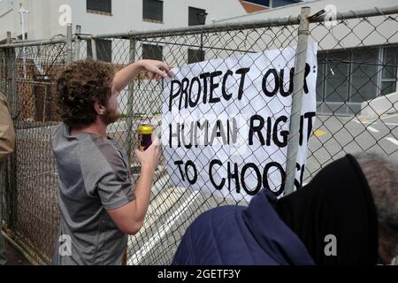 Anti-Vakzine-Protestoren (Anti-Vaxxer) im Groote Schuur Hospital in Kapstadt, Südafrika. 21. August 2021. Stockfoto