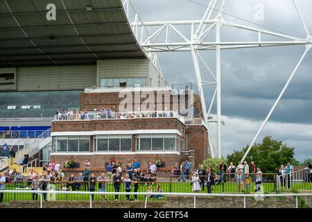 Sunbury-on-Thames, Middlesex, Großbritannien. August 2021. Die Tribüne auf der Rennbahn Kempton Park. Quelle: Maureen McLean/Alamy Stockfoto