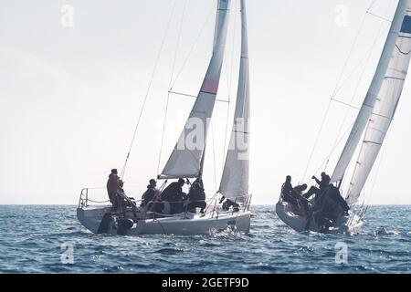 Rennsegler treten während der Segelregatta im Mittelmeer an Stockfoto