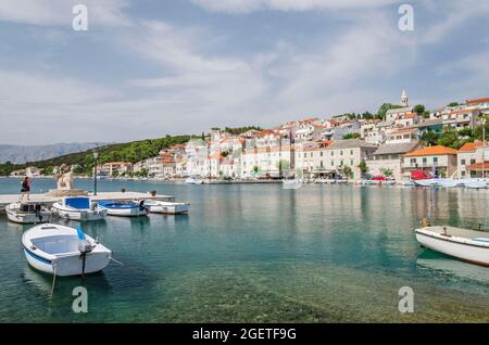 Malerische Bucht im Dorf Povlja. Povlja liegt in einem tiefen natürlichen Hafen an der Nordostküste der Insel Brac in Kroatien Stockfoto