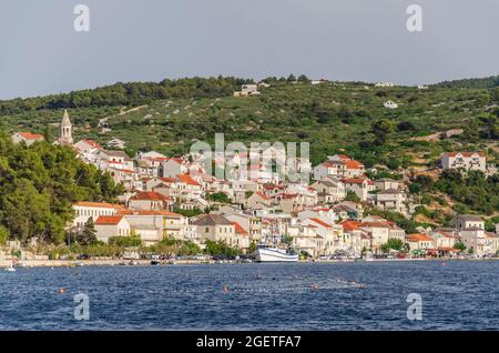 Malerische Bucht im Dorf Povlja. Povlja liegt in einem tiefen natürlichen Hafen an der Nordostküste der Insel Brac in Kroatien Stockfoto