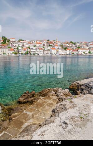 Malerische Bucht im Dorf Povlja. Povlja liegt in einem tiefen natürlichen Hafen an der Nordostküste der Insel Brac in Kroatien Stockfoto