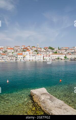 Malerische Bucht im Dorf Povlja. Povlja liegt in einem tiefen natürlichen Hafen an der Nordostküste der Insel Brac in Kroatien Stockfoto