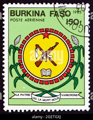 BURKINA FASO - UM 1985: Eine in Burkina Faso gedruckte Briefmarke zeigt National Arms, um 1985 Stockfoto
