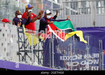 Moskau, Russland. August 2021. 21. August 2021; Luzhniki-Stadion, Moskau, Russland: FIFA World Cup Beach Football-Turnier; mosambikanische Fans während des Spiels zwischen Mosambik und den Vereinigten Arabischen Emiraten für die 2. Runde der Gruppe B Credit: Action Plus Sports Images/Alamy Live News Stockfoto