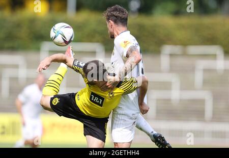 Dortmund, Deutschland. 21. Aug, 2021. firo: 21.08.2021 Fuvuball: Fußball: 3. Bundesliga-Saison 2021/22 BVB; Borussia Dortmund U23 - 1. FC Saarbrvºcken, Saarbrücken duelliert Dennis Erdmann gegen Berkan Taz Credit: dpa/Alamy Live News Stockfoto